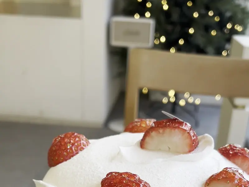 테이블 위에 놓인 딸기 케이크