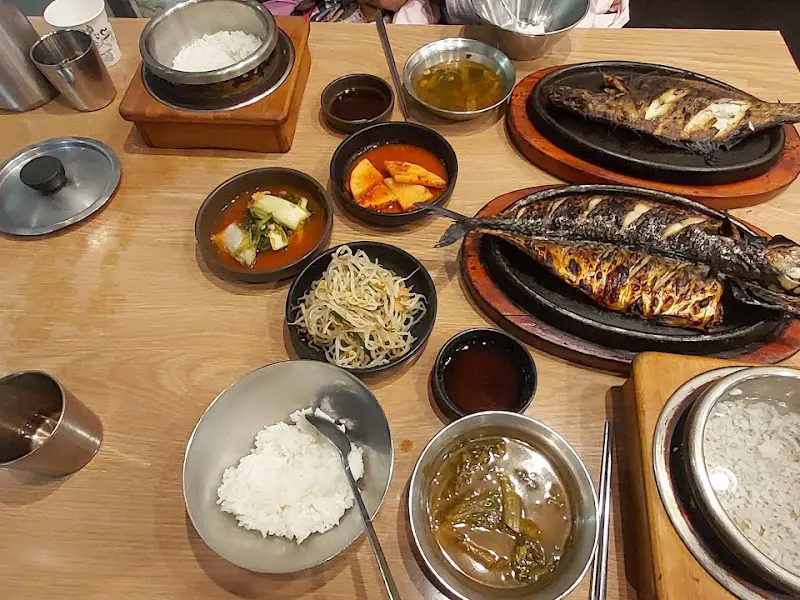 갓 지은 솥밥과 생선구이 한 상 차림