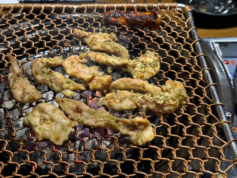 숯불 위에서 맛있게 구워지고 있는 닭목살