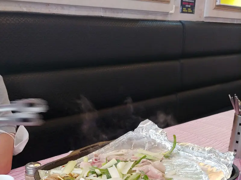 테이블에서 연기가 피어오르는 모습