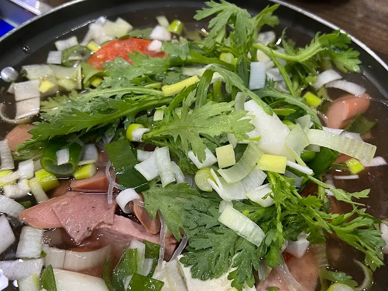 쑥갓이 듬뿍 올라간 부대찌개의 모습