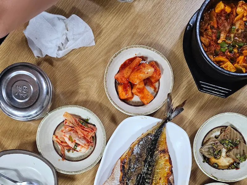 몸국, 고등어구이, 밑반찬