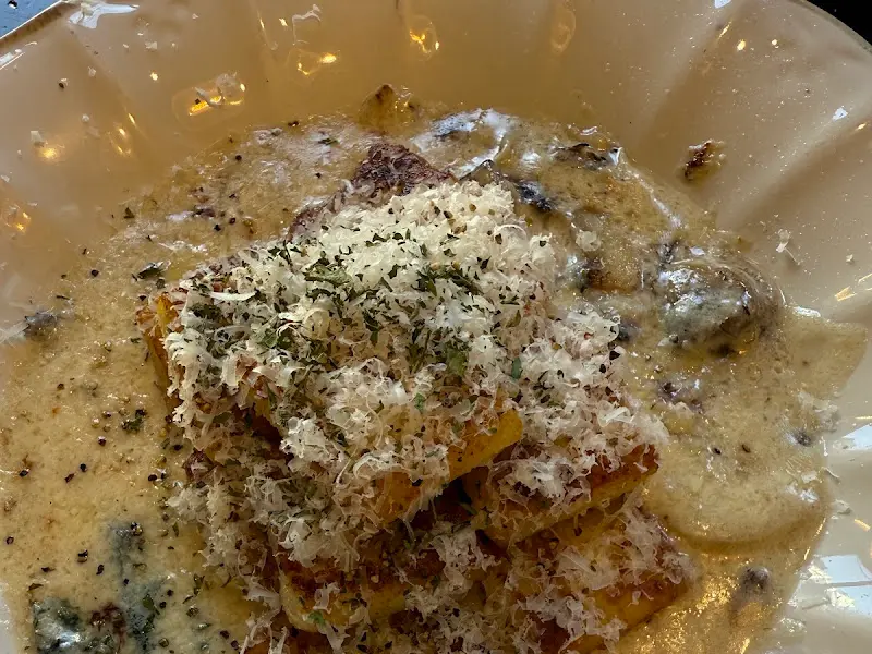 크림 소스가 듬뿍 뿌려진 뇨끼