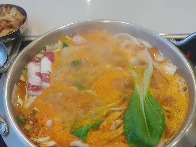 보글보글 끓고 있는 부대찌개