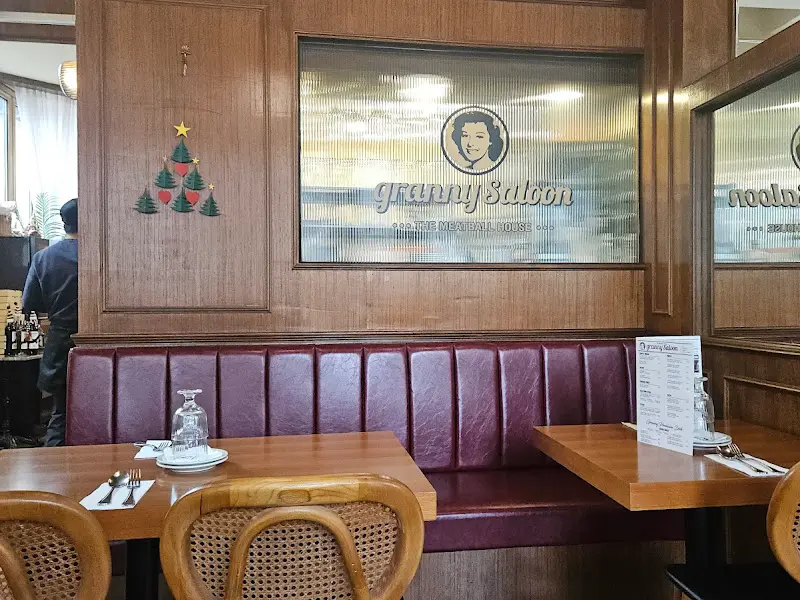Granny Saloon 내부