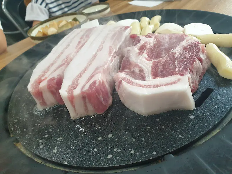 불판 위에 올려진 삼겹살