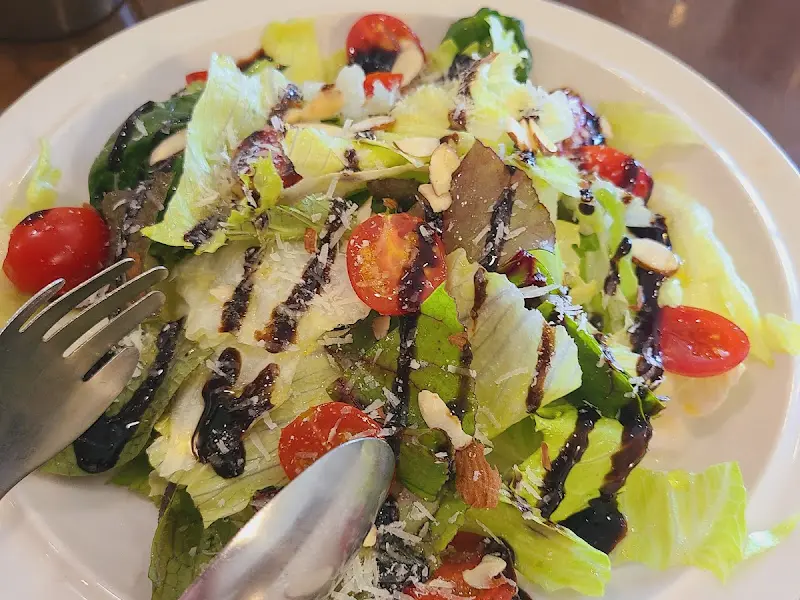 신선한 채소가 가득한 샐러드