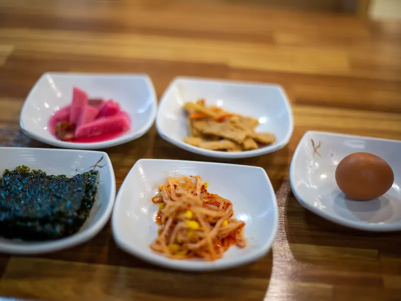 다양한 밑반찬이 놓여진 테이블