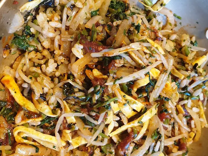 육회비빔밥의 다채로운 색감