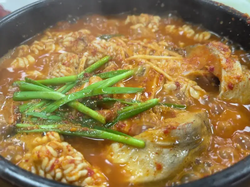 동태와 알이 푸짐하게 들어간 모듬 동태탕