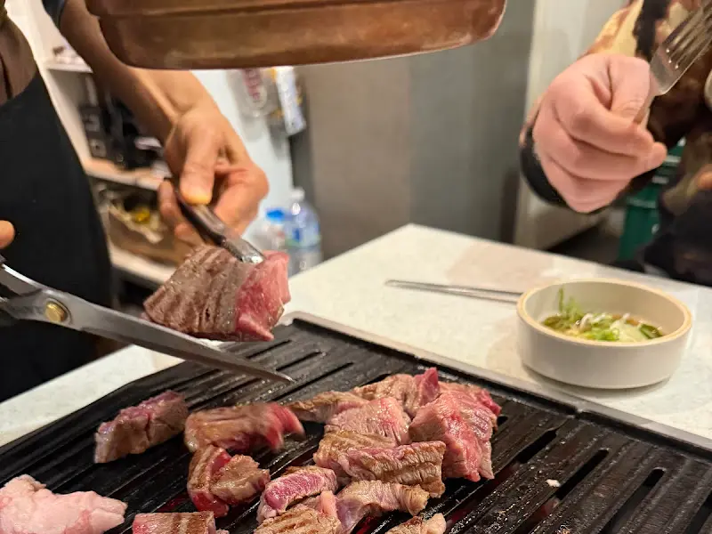 직원이 고기를 구워주는 모습