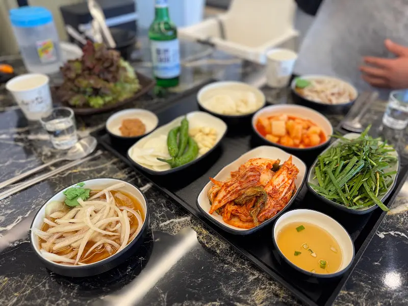 정갈하게 차려진 기본 반찬들