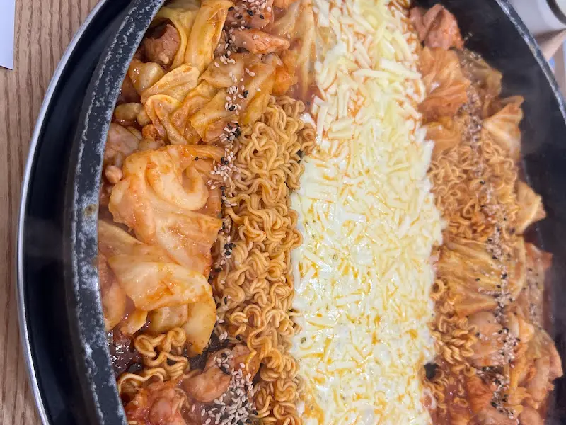 다채로운 재료들이 조화롭게 어우러진 닭갈비