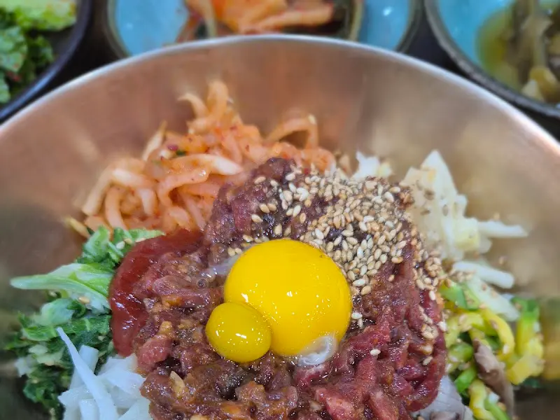 육회, 김, 채소 등 다양한 재료가 조화롭게 어우러진 육회비빔밥