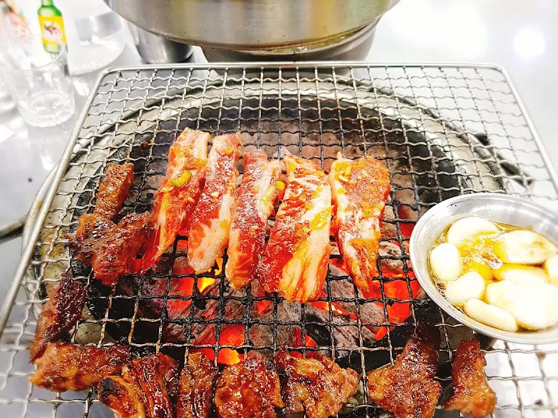 숯불 위에 익어가는 양념갈비살