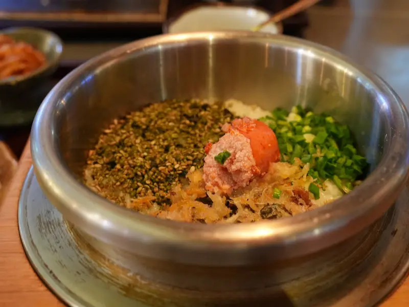 갓 지은 솥밥의 풍미