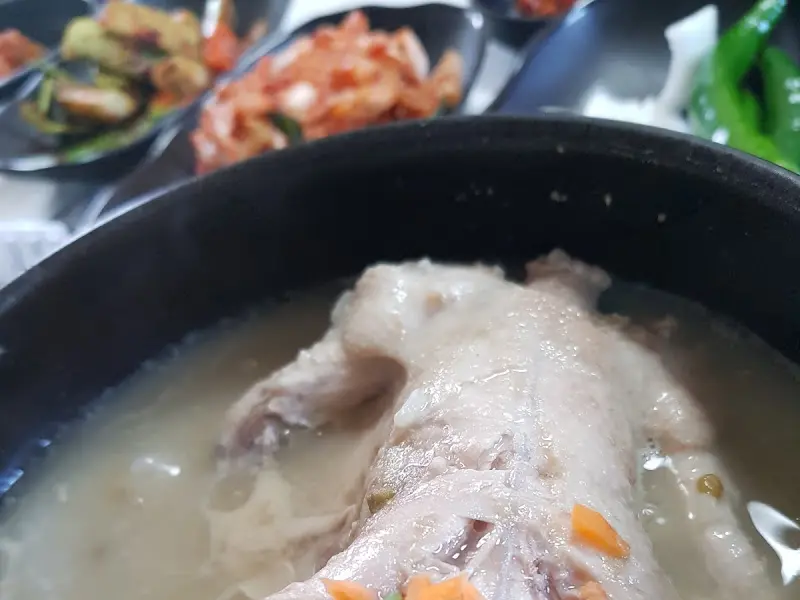 녹두 삼계탕 근접 촬영