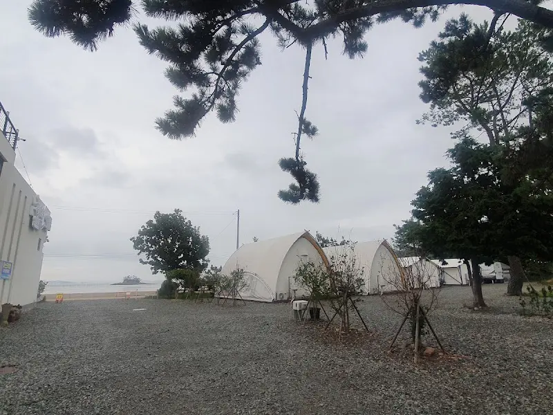 캠핑장에서 바라본 바다 풍경