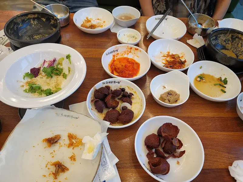 깔끔하게 비워진 식탁