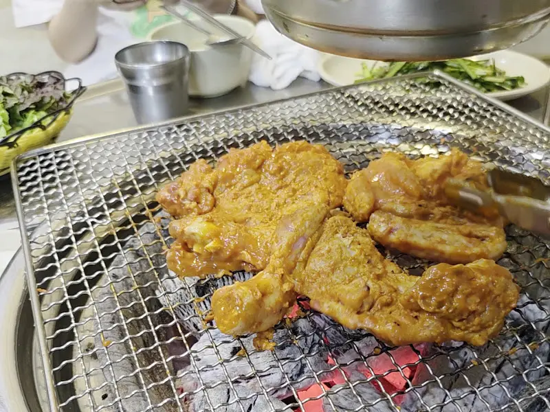 맛있게 구워진 양념 닭갈비