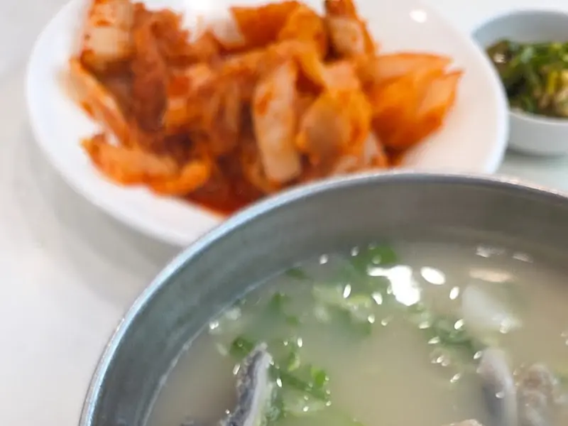 설렁탕과 함께 나온 김치와 깍두기