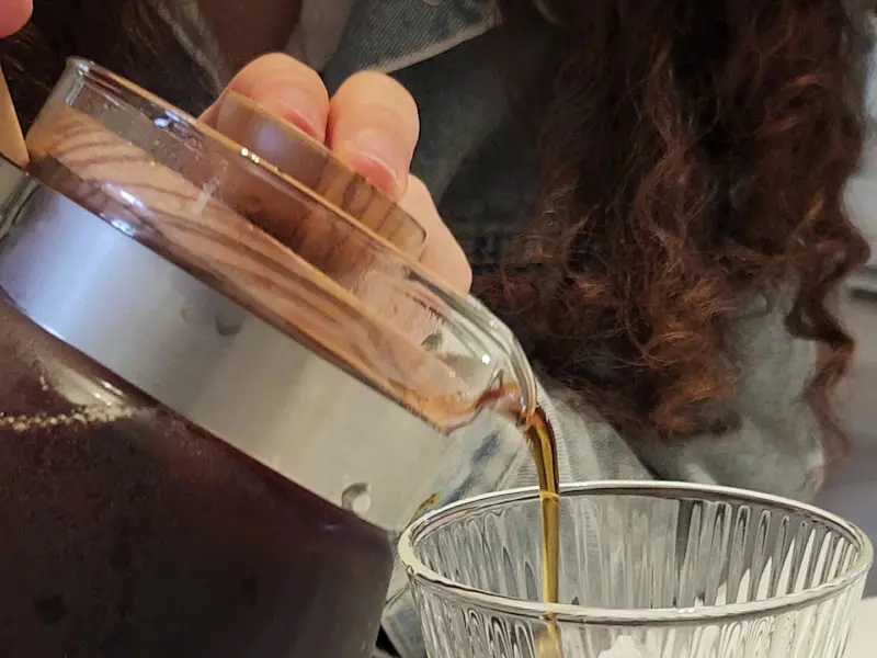 핸드드립 커피 추출 장면