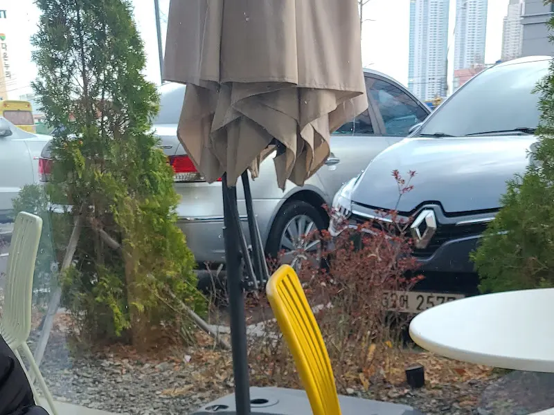 스컹크웍스 외부 테이블 모습