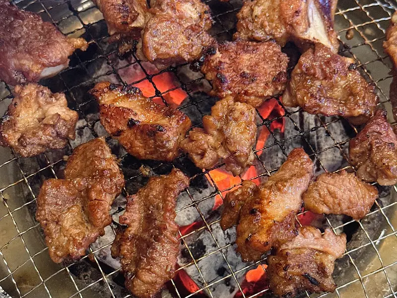 숯불에 구워진 돼지갈비의 클로즈업