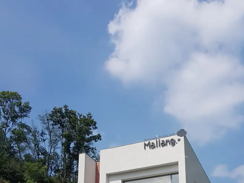 하늘과 맞닿은 듯한 카페 외관