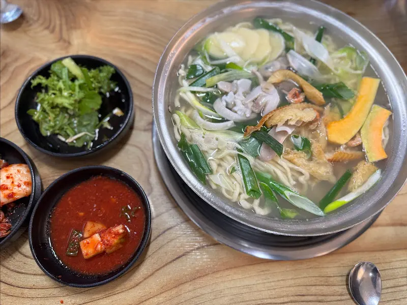 해물칼국수와 밑반찬