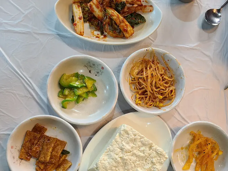 다양한 밑반찬들