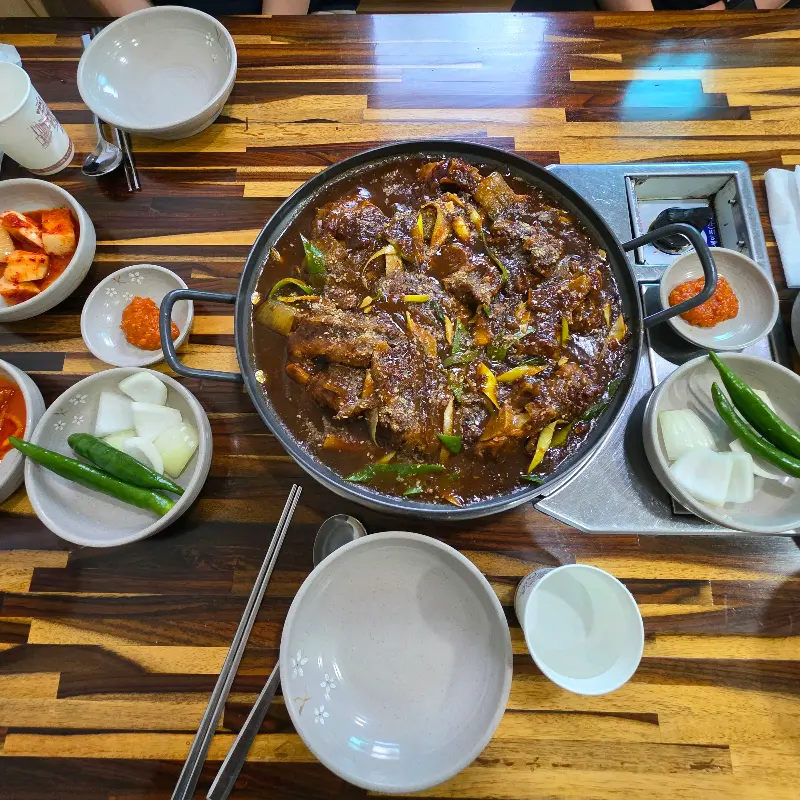 푸짐한 뼈찜 한 상 차림