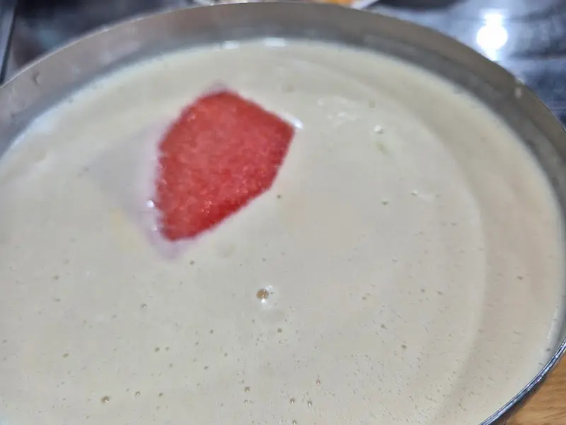 수박 고명이 올라간 콩국수