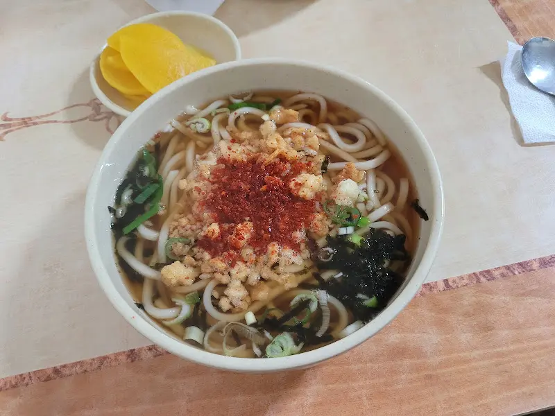 튀김가루가 듬뿍 뿌려진 우동