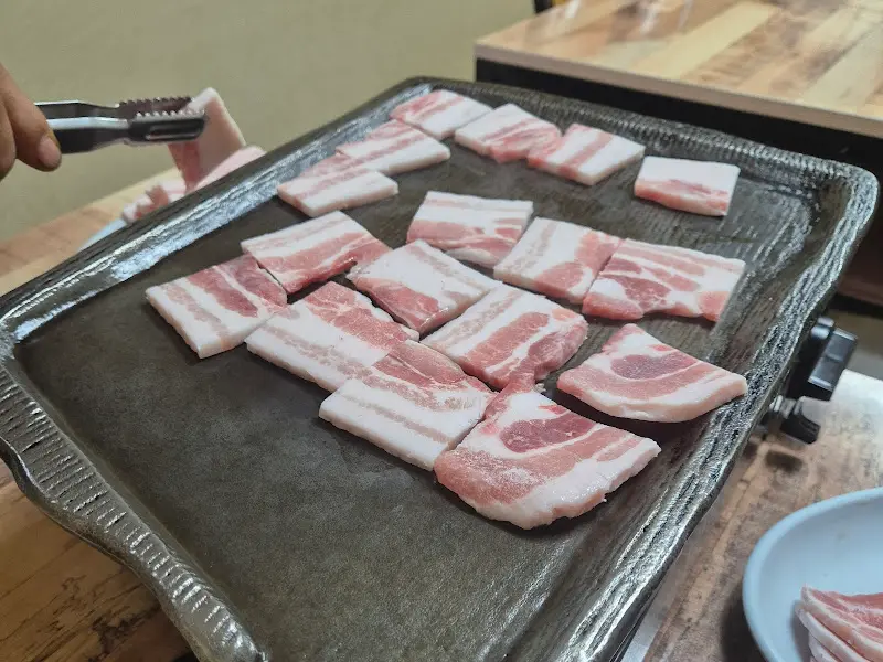 불판에 올려진 냉동 삼겹살