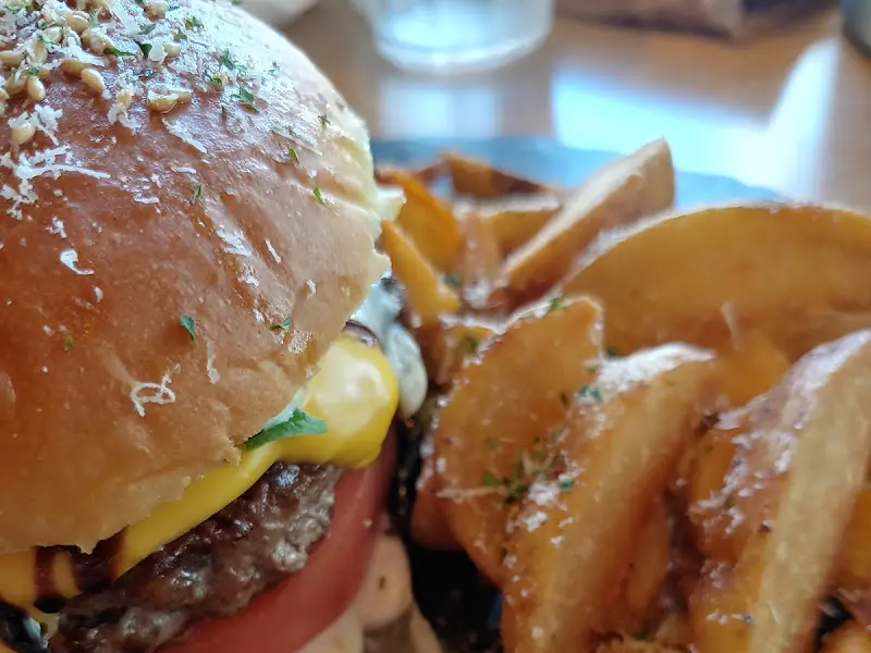 수제버거와 감자튀김