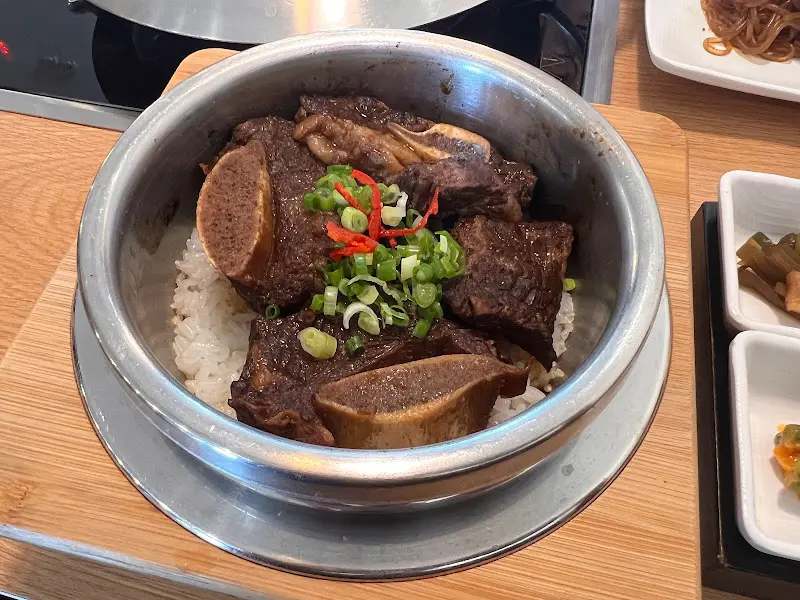 갈비 솥밥과 반찬