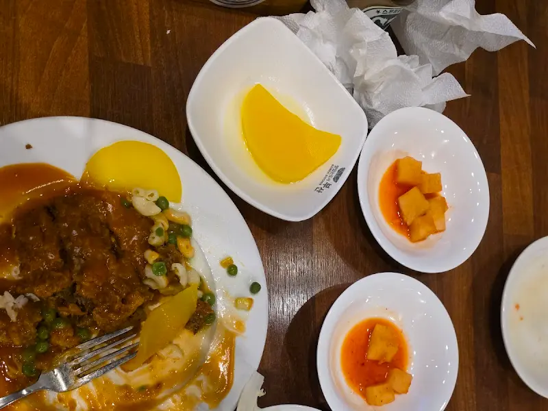 돈가스, 샐러드, 깍두기