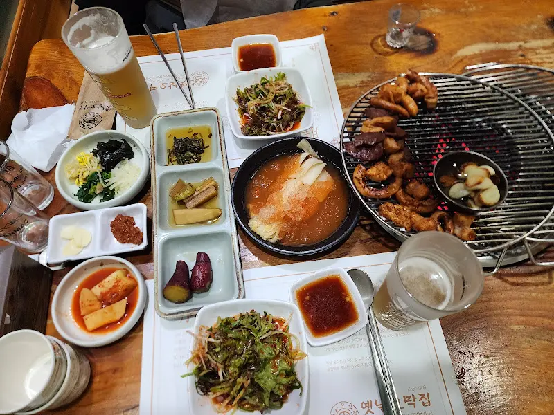 한 상 가득 차려진 음식