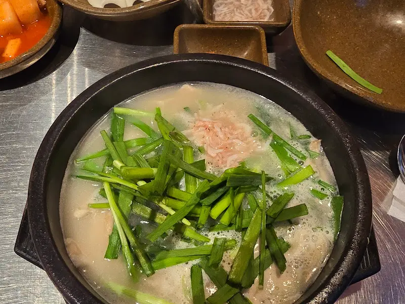 부추를 듬뿍 넣은 항정국밥