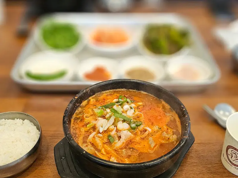 기본 반찬과 모듬국밥