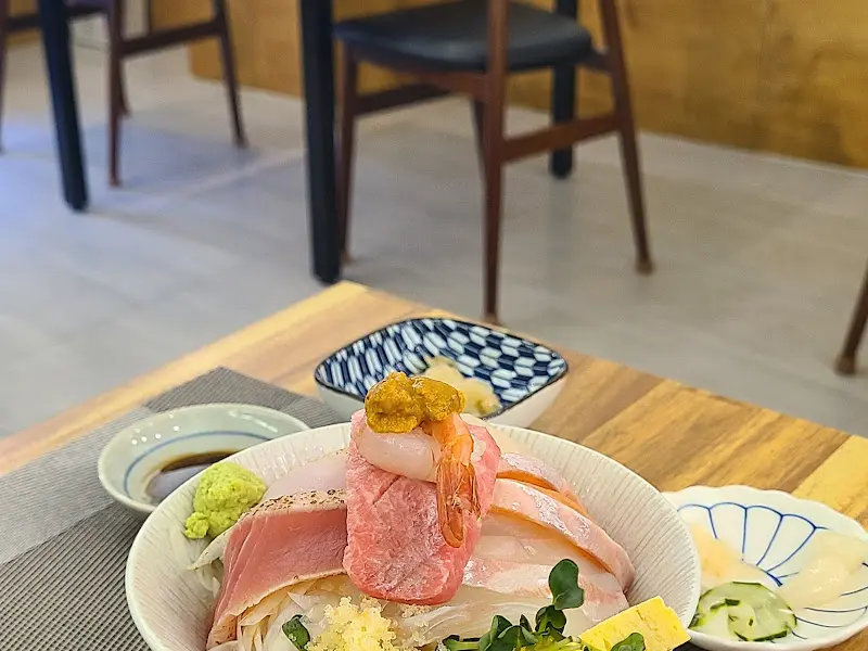 카이센동과 곁들임 찬