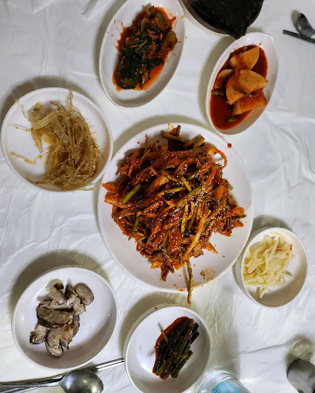 순원식당의 다양한 밑반찬들