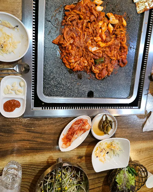 오리 주물럭과 곁들임 반찬들