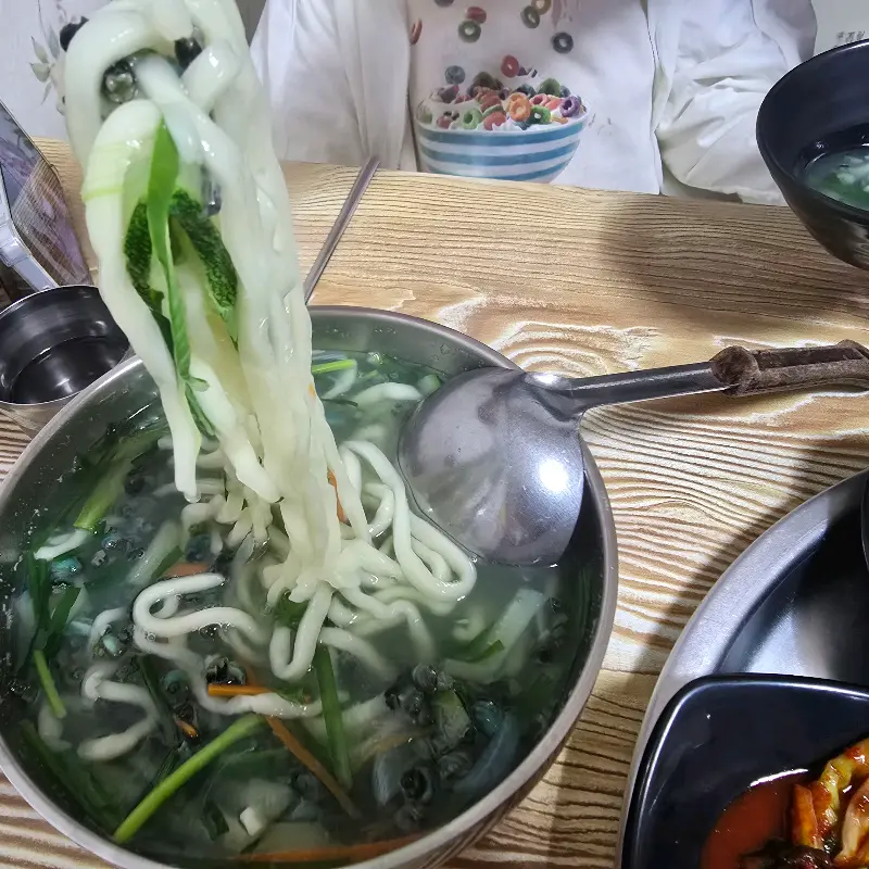 다슬기 수제비 면발