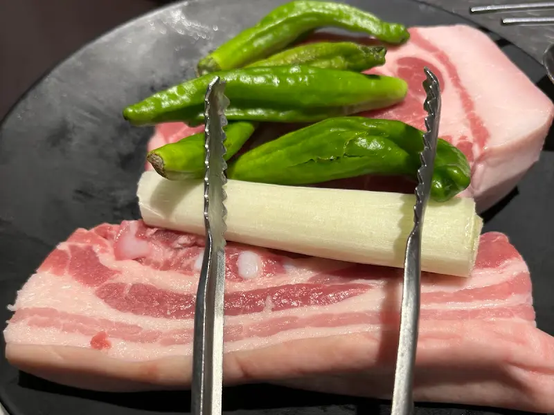 꽈리고추와 함께 구워진 돼지고기