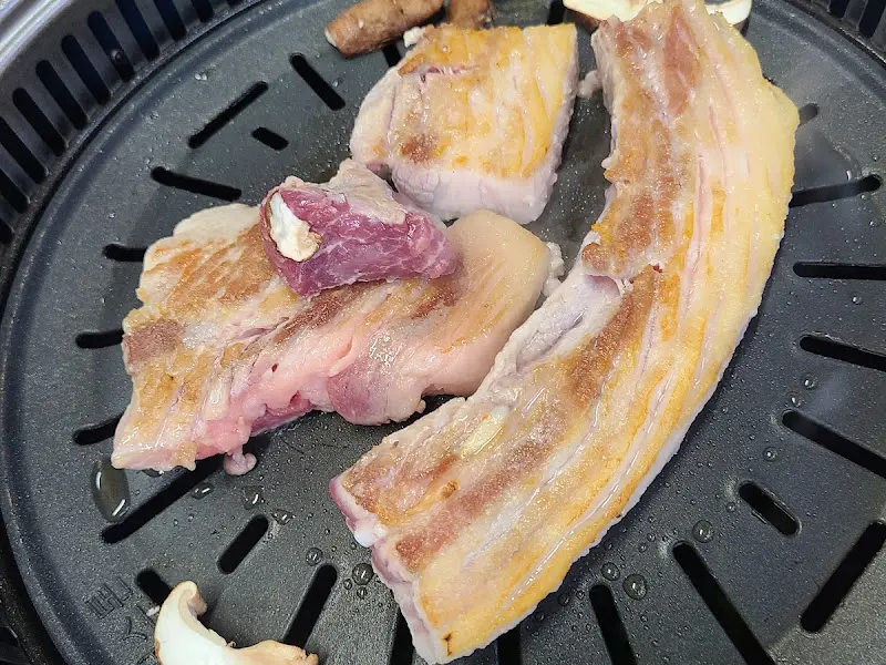 잘 구워진 삼겹살