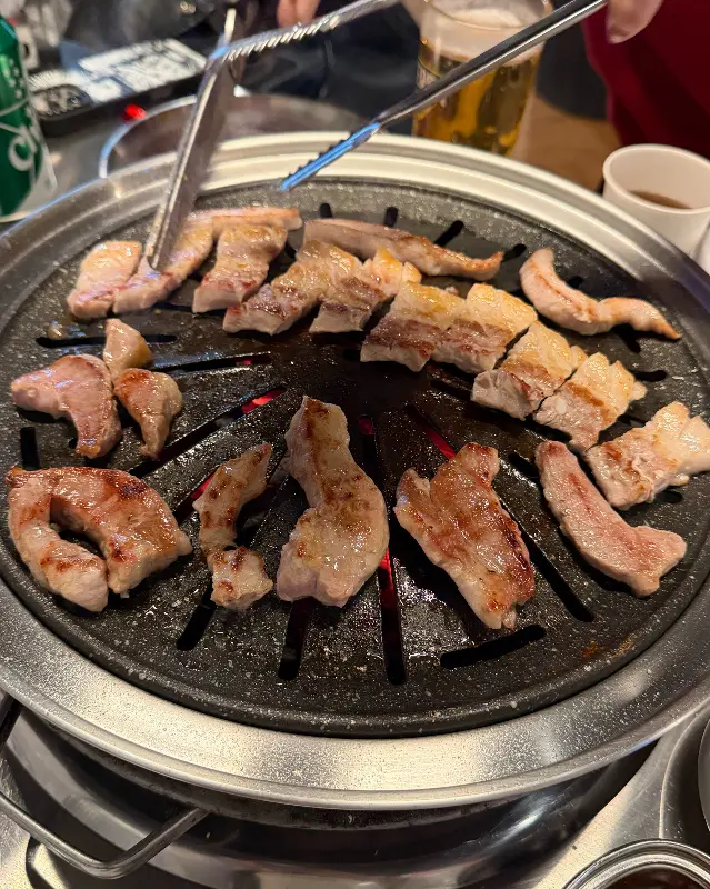 숯불 위에 올려진 고기