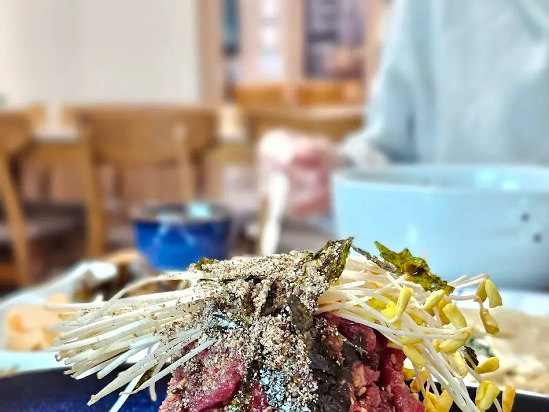 육회 비빔 막국수 근접샷