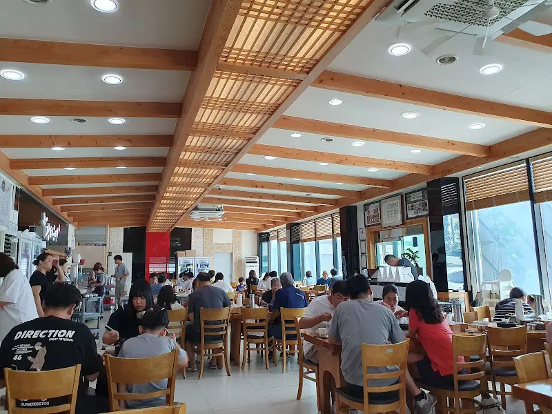 넓고 쾌적한 식당 내부